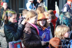 Opening carnaval met scholen op Bosuilenplein 08-02-2013